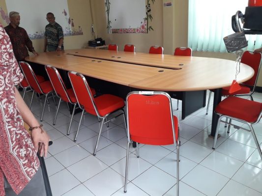 Meja meeting oval